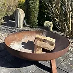 Andrea Mit Traumhaftem Garten