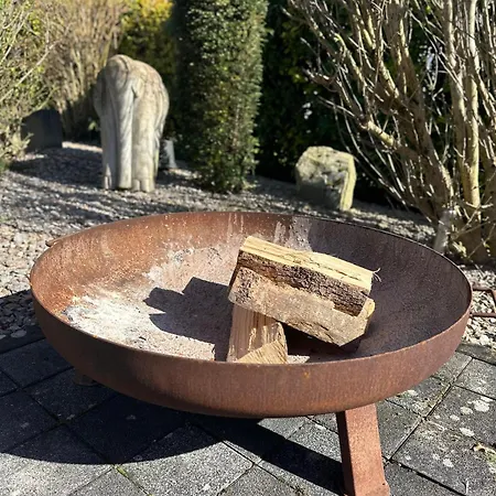 Andrea Mit Traumhaftem Garten